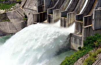 Hydropower station in SW China opens sluice for flood control