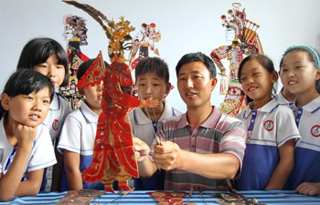 Shadow play lesson enriches left-behind children's summer vacation