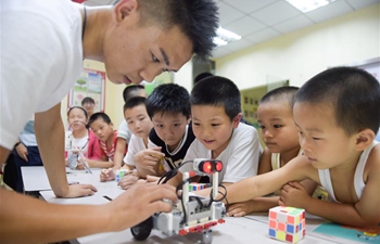 Kids in E China get to know robot during summer vacation