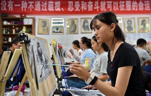 Students take art training classes in N China's Taiyuan