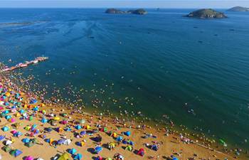 Fujiazhuang beach of Dalian attracts tourists with beautiful scenery