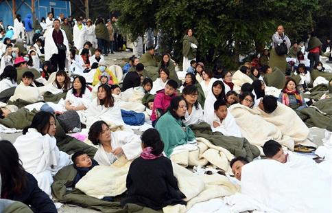 Tourists wait for rescue at quake-hit Jiuzhaigou in SW China