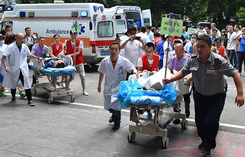 Injured people transfered for medical treatmen after Sichuan quake