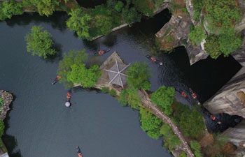 Tourists enjoy scenery of Donghu Lake in China's Zhejiang