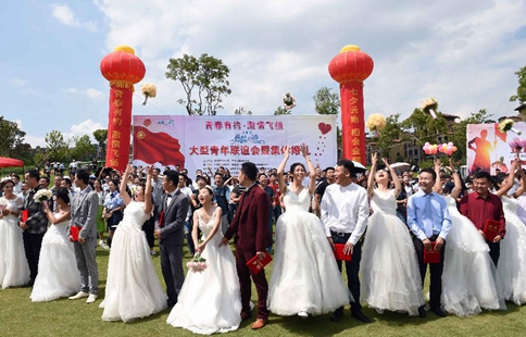 Mass wedding ceremony held in SW China's Yunnan