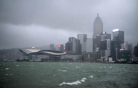 Typhoon Hato sweeps HK，tropical cyclone warning issued