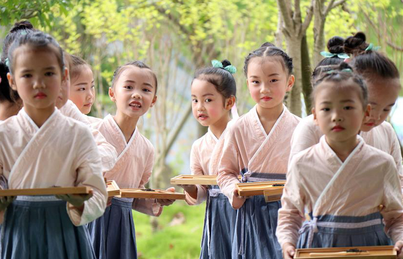 Children learn tea arts during summer vacation in SW China's Guizhou
