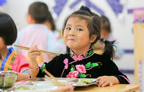 Rural children take free lunch in SW China's Guizhou