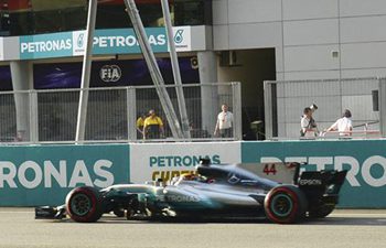 Hamilton wins pole position in qualifying session at F1 Malaysia Grand Prix