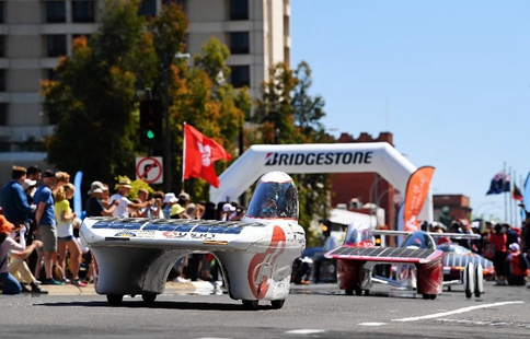 Parade of solar vehicles held on last day of Bridgestone World Solar Challenge