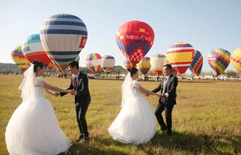 Group wedding ceremony held on hot air balloons in E China