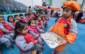 Children taste malt sugar on occasion of "Daxue" in E China