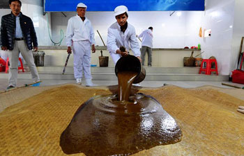 Ancient method used to produce brown sugar in China's Fujian