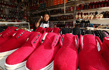Comfortable handmade cloth shoes popular in east China's Jiangsu