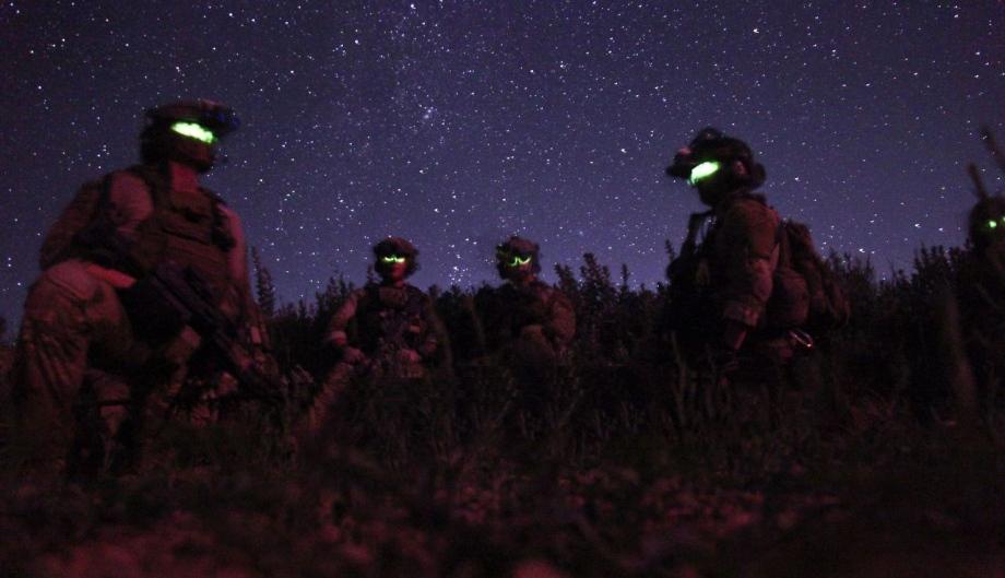 组图:美军夜视仪泛绿光 犹如暗夜幽灵