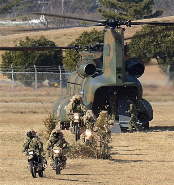 日本防卫大臣体验11米高跳伞