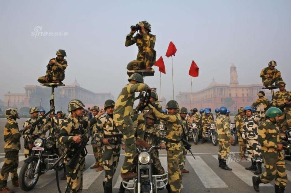 杂技团将给奥巴马表演喽!印度士兵彩排阅兵式