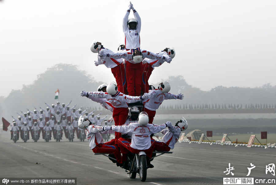 杂技团将给奥巴马表演喽!印度士兵彩排阅兵式