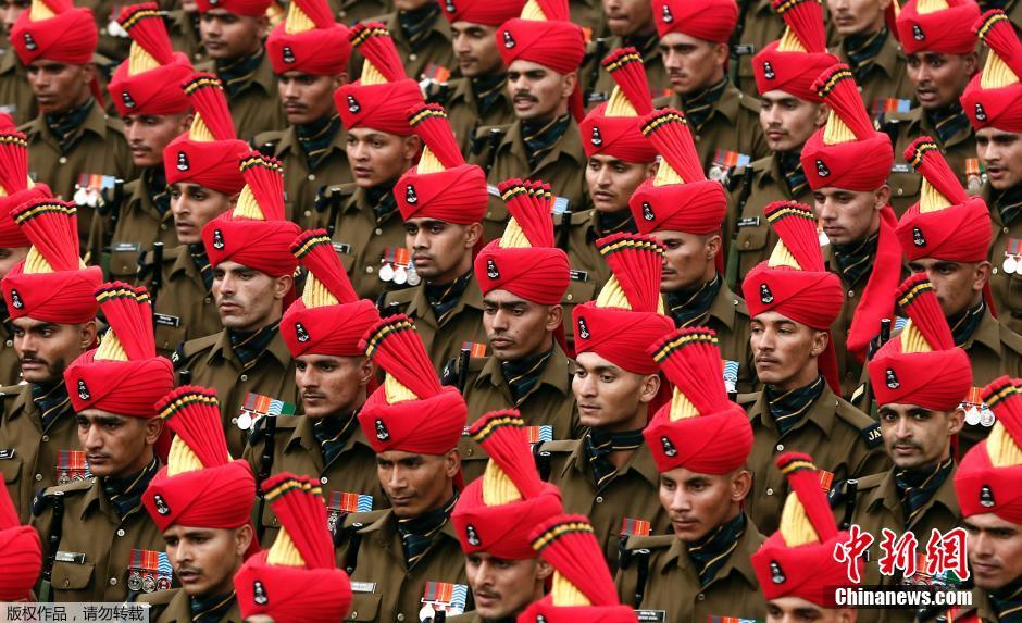 当地时间2015年1月22日，印度新德里，印度士兵为迎接共和国日参加开幕式盛装彩排。