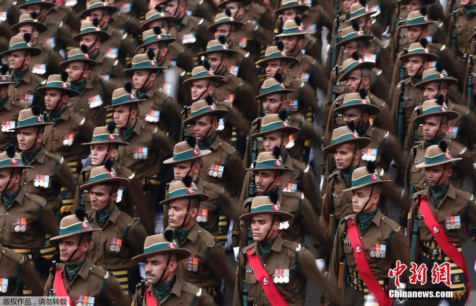 当地时间2015年1月22日，印度新德里，印度士兵为迎接共和国日参加开幕式盛装彩排。