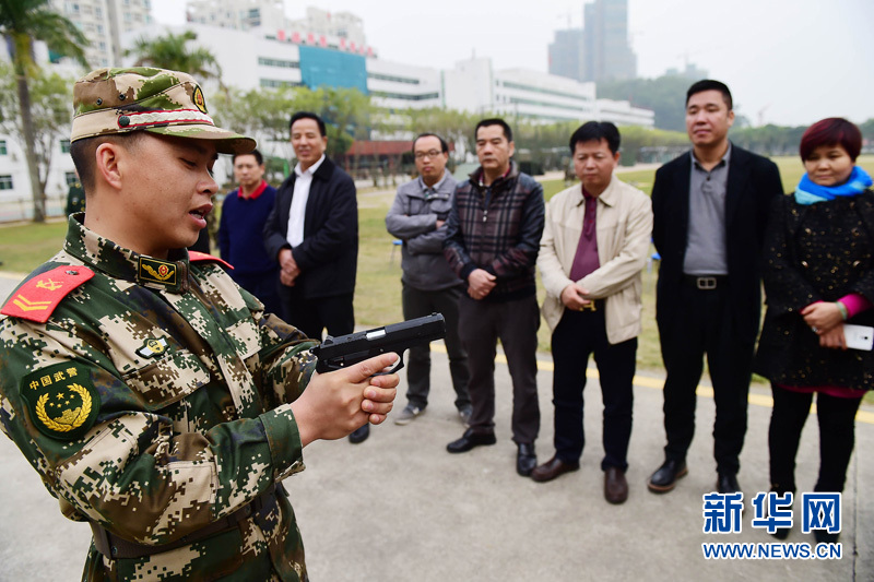 广东省广州市人大代表走进边防部队体验官兵生活