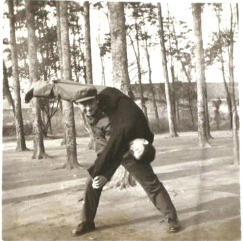 从1970年至1986年，王健林在解放军服役，这是他在那段时期进行训练的照片。