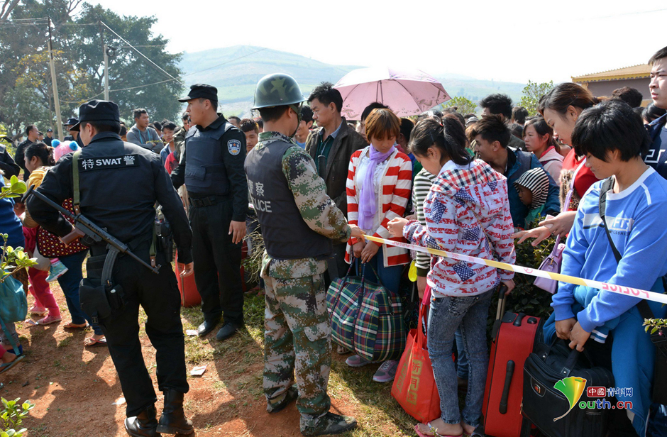 一些果敢难民准备进入中缅边境的云南临沧南伞镇躲避战火。