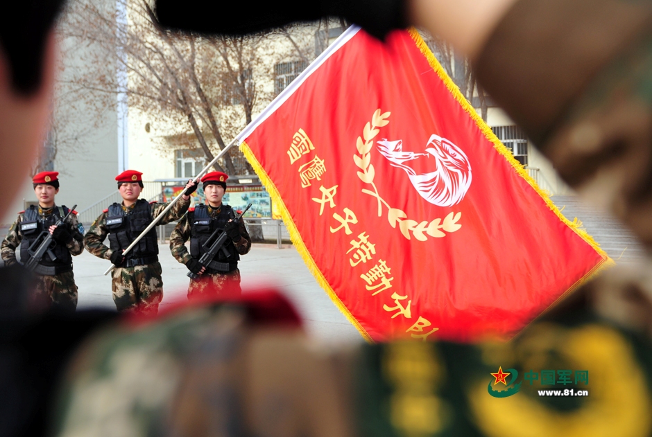 2015年3月11日，頭戴“紅色貝雷帽”的“雪鷹女子特勤分隊”隊員在進行宣誓。