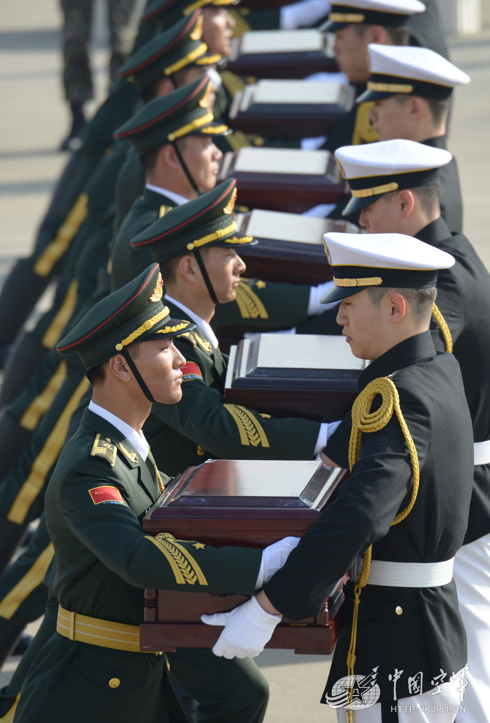 2015年3月20日，韓國仁川國際機場，中韓雙方再次對2014年發掘確認的誌願軍烈士遺骸進行交接。