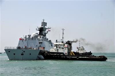 我国海军舰艇从也门撤侨571人 同胞高呼祖国万岁