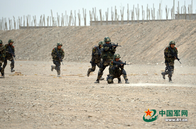 武警新疆邊防“利劍突擊隊”隊員實戰訓練