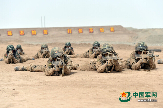 武警新疆边防“利剑突击队”队员实战训练