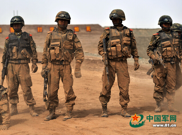 武警新疆边防“利剑突击队”队员实战训练