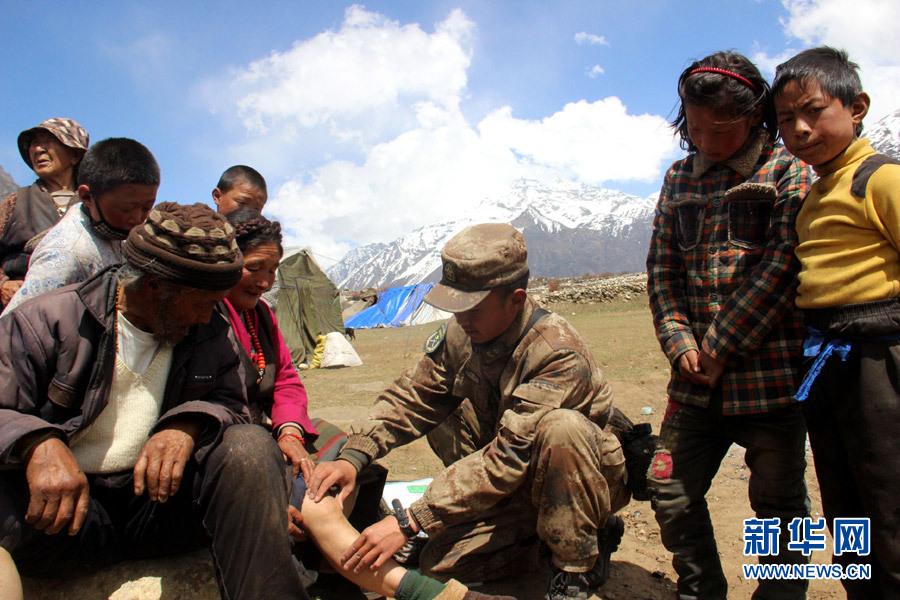 2015年5月2日，在西藏絨轄鄉，官兵在轉運物資。