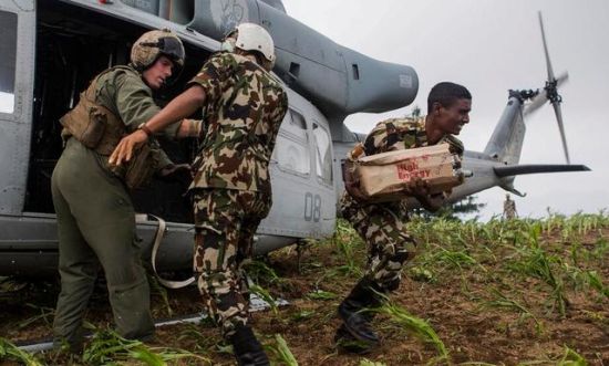 在尼泊尔参与救灾的美军UH-1Y直升机
