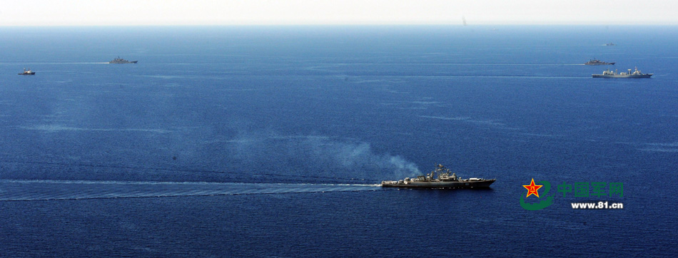 “海上联合-2015（I）”：2015年5月18日，中俄联演开始实兵演练，参演舰艇在地中海东部某海域航行中组织海上防御演练。