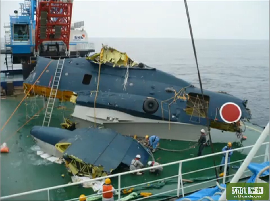 高清:日本坠海US-2飞机被打捞出水【6】