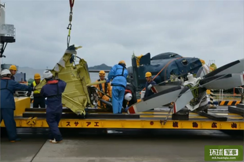 高清:日本坠海US-2飞机被打捞出水【11】