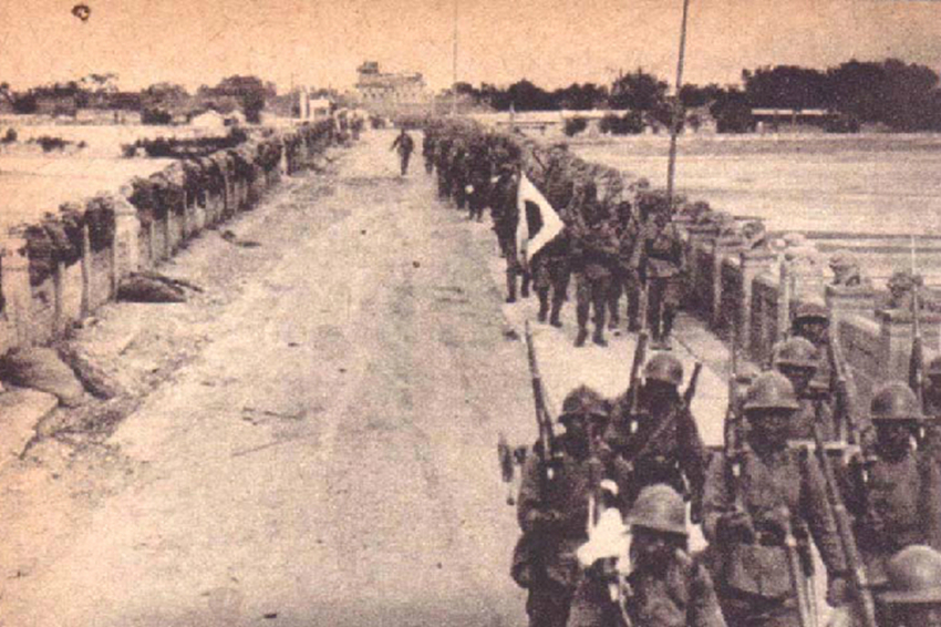 资料图：中国军队撤退后，日军通过卢沟桥。
