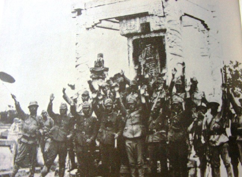 资料图：侵华日军在“卢沟晓月”碑前庆祝胜利。