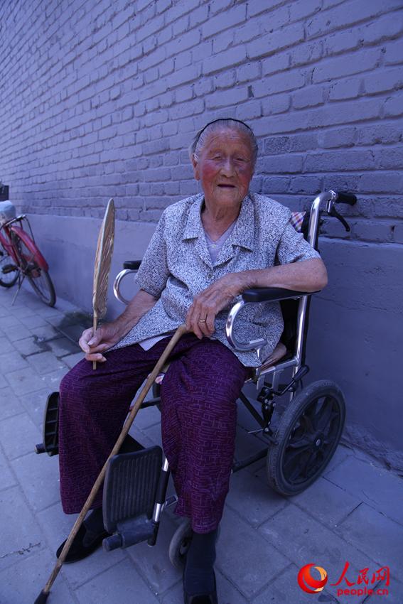 家住宛平城的95岁老太太严贵如。邱越摄