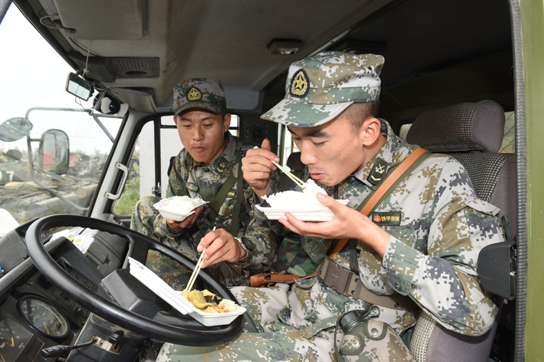 参加跨区机动摩托化行军的官兵，吃住在车上，理想信念在心里。 