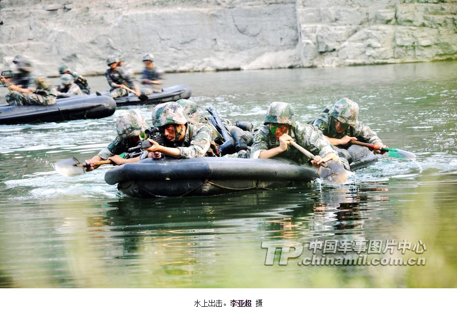 高清：人民军队之水中蛟龙震撼照片公开【13】