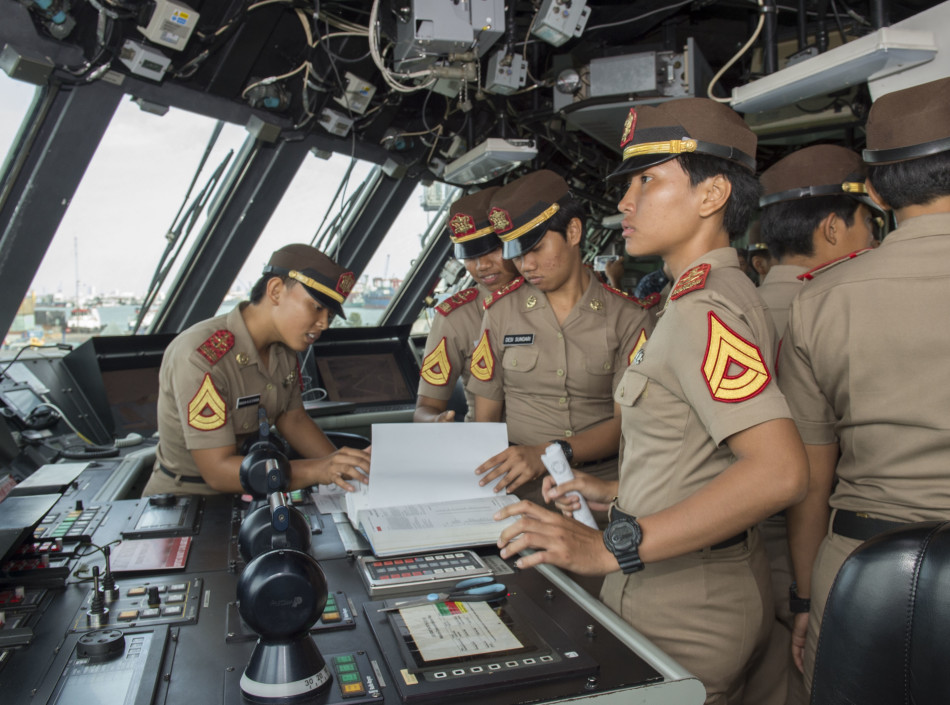 美国海军邀请印尼女军人参观新锐LCS-3近海战