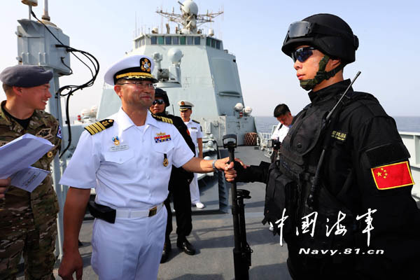 韩国海军妹子登上解放军神盾级战舰参观
