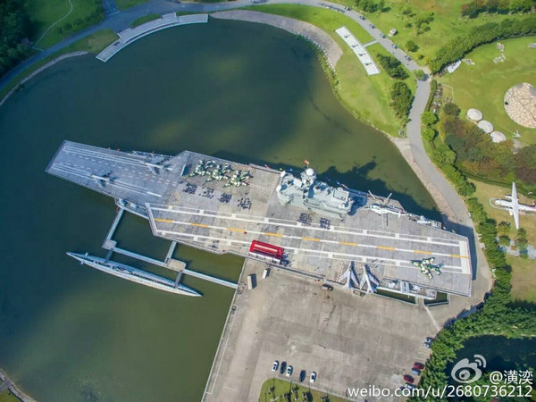 中国一艘神秘航母露全貌 甲板停满军机