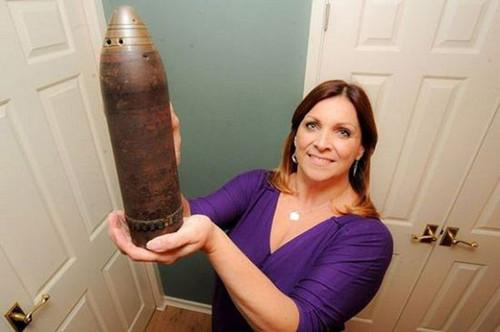 英国女子误将一战未爆炸弹当花瓶30年