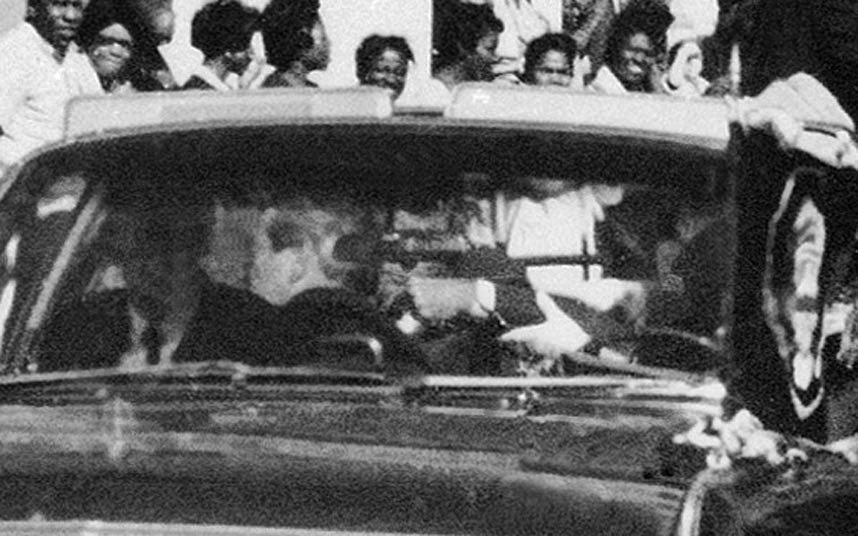 5.1963年11月22日12：30左右，当车队经过德克萨斯州教科书仓库（the Texas School Book Depository）时，从车前挡风玻璃看进去，肯尼迪总统在枪击发生的2秒之内，用手护住了额头。第一夫人杰奎琳-肯尼迪握住丈夫的前臂。德州州长约翰-康纳利也被击中。