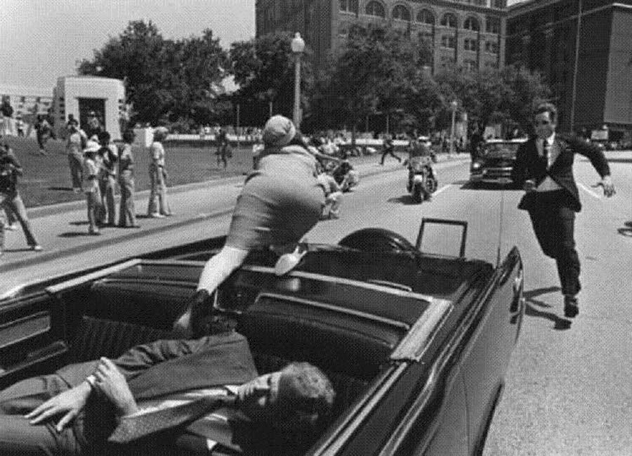 6.1963年11月22日12：30左右，枪击事件发生后，杰奎琳爬出车外。