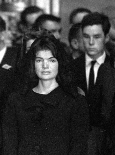 17.1963年11月24日，追悼会上，杰奎琳-肯尼迪看向丈夫的棺柩。